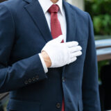 タクシー運転手はなぜ「白い手袋」をしている？意外と知らないその理由