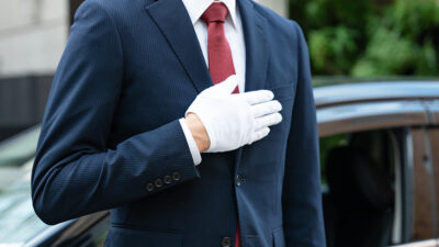 タクシー運転手はなぜ「白い手袋」をしている？意外と知らないその理由