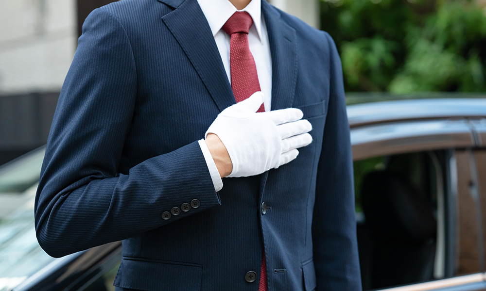 タクシー運転手はなぜ「白い手袋」をしている？意外と知らないその理由